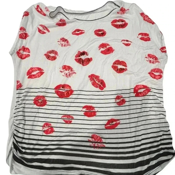White shirt with red lips and black stripes size L - Picture 4 of 6